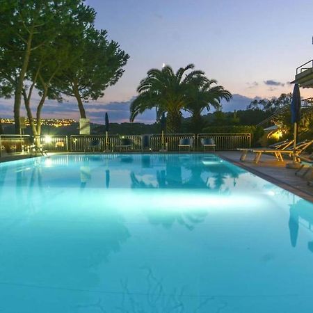 Appartamenti Residence Il Porto 13 E 16 Порт-Аццурро Экстерьер фото