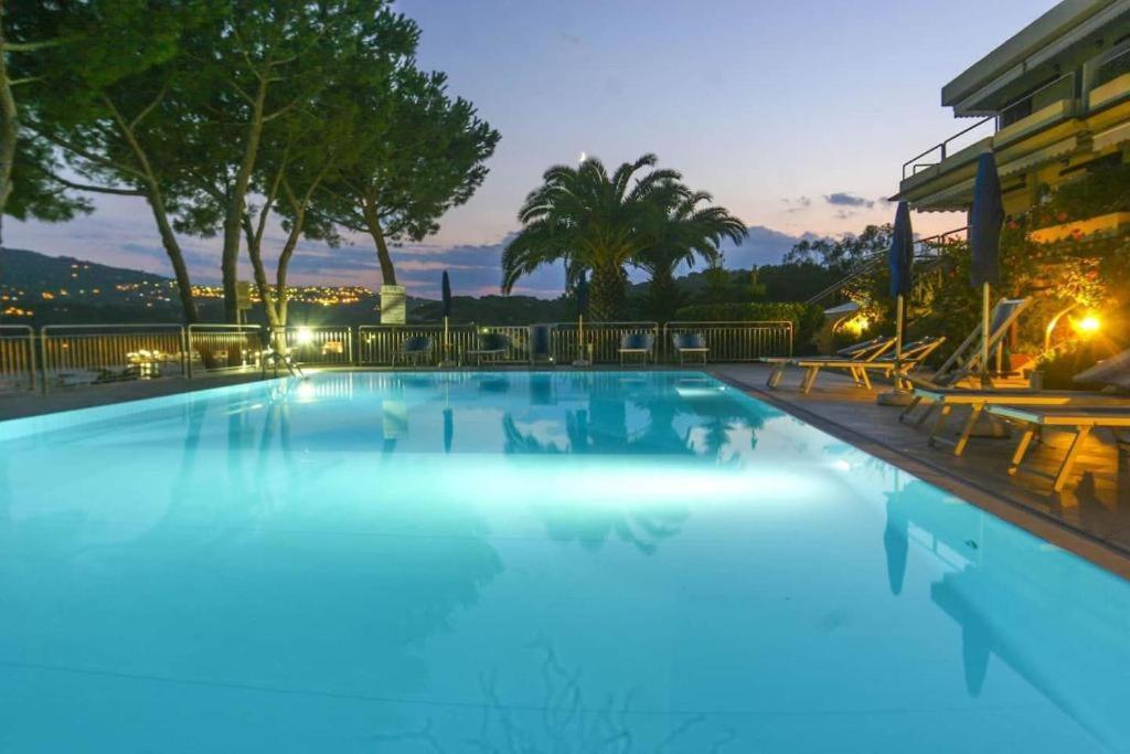Appartamenti Residence Il Porto 13 E 16 Порт-Аццурро Экстерьер фото