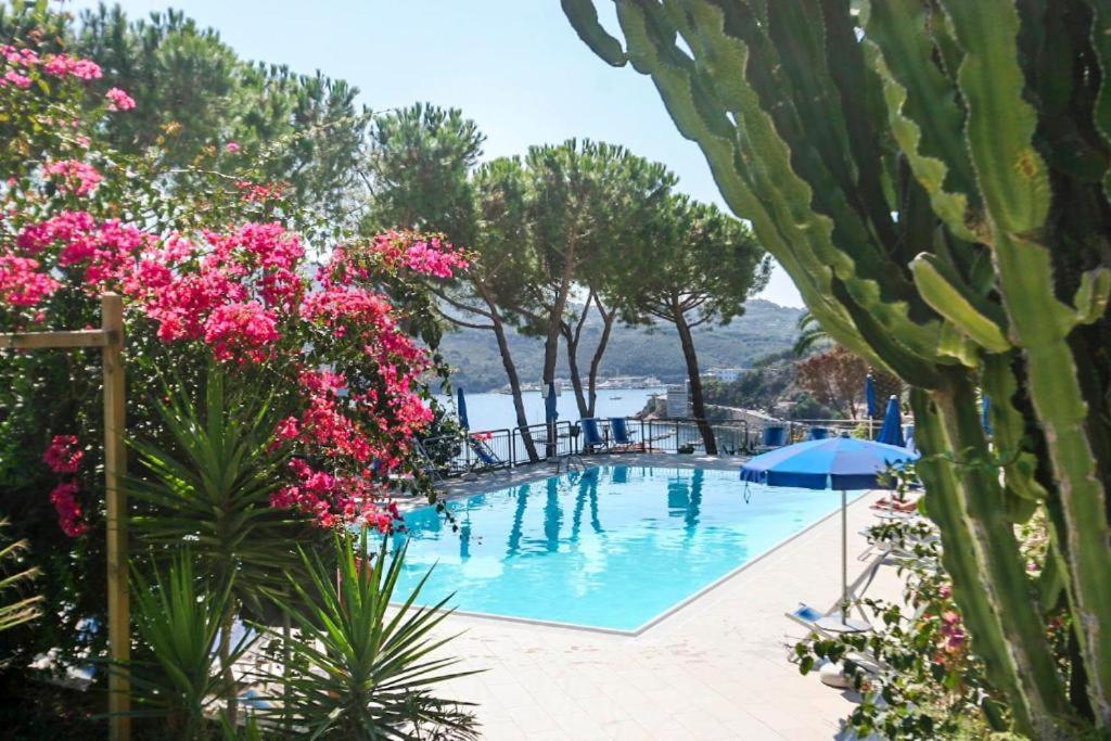 Appartamenti Residence Il Porto 13 E 16 Порт-Аццурро Экстерьер фото